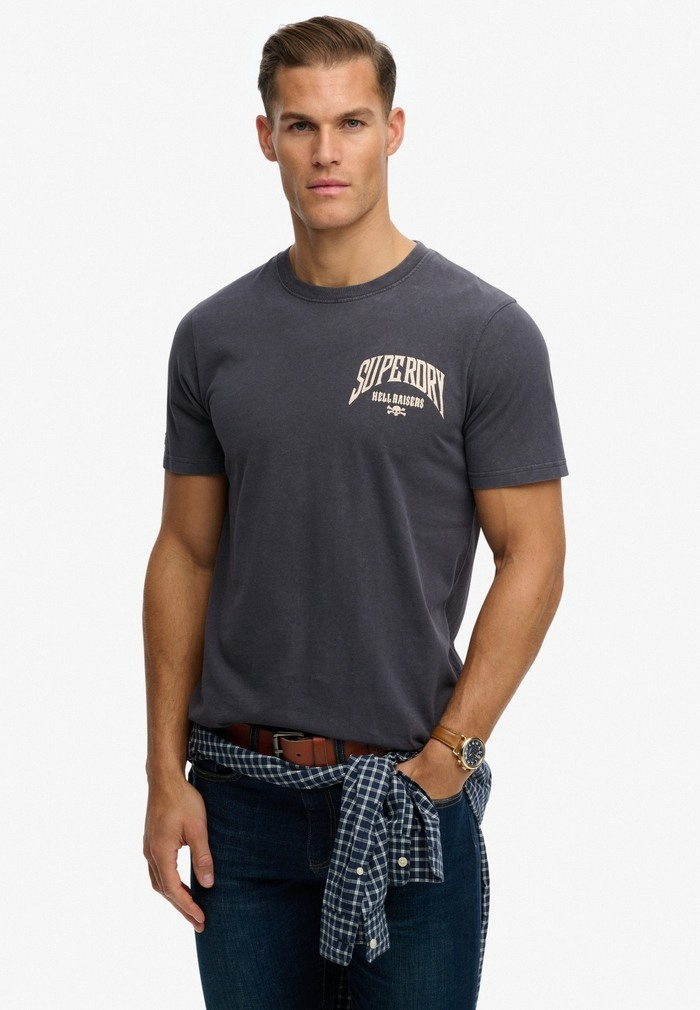 Essentieel logo Superdry Fashi - Streetwear Brand Essentials recensie en prijs